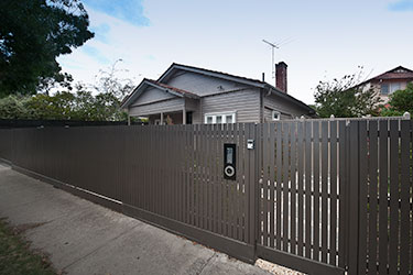 Modern-square-picket-fence.jpg